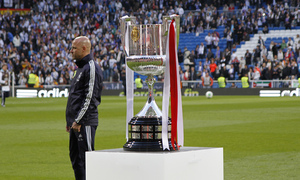 Temporada 12/13. Final Copa del Rey 2012-13. Real Madrid - Atlético de Madrid. El trofeo espera la llegada de los dos equipos.